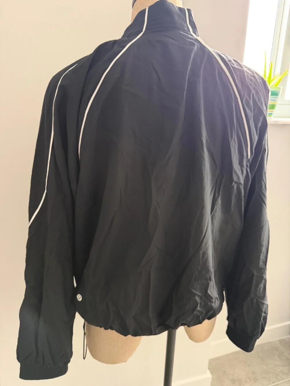 Lululemon License to Train Lightweight Jacket in Black Size 10